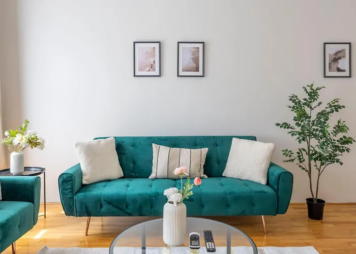 Stylish & Cozy City Center Apartment By Prestige Homes