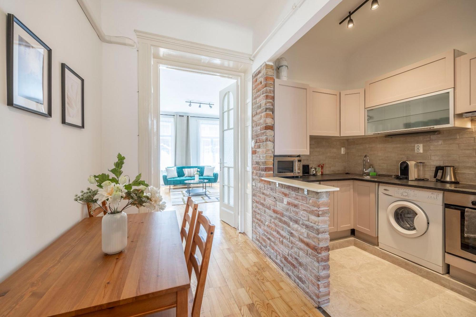 Stylish & Cozy Center By Prestige Homes * Budapest